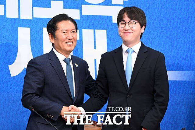 정청래 더불어민주당 대표가 지난 3일 부산 구포시장 유세 현장에서 초등학교 1학년 아이에게 하정우 부산 북구 갑 국회의원 보궐선거 후보를 