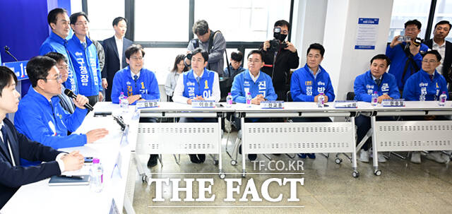 정원오 더불어민주당 서울시장 후보가 4일 서울 중구 태평빌딩에서 서울 지역 구청장 후보들과 간담회하며 모두발언하고 있다. /이새롬 기자