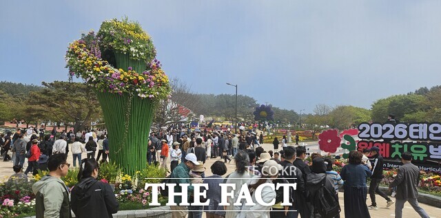'2026 태안국제원예치유박람회'가 5월 첫 주말 관람객들로 인산인해다. / 조직위원회