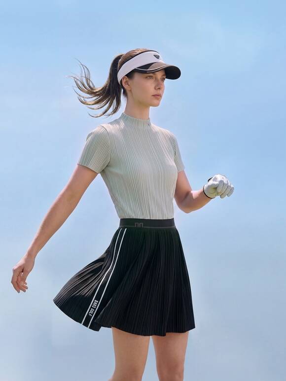 LF가 운영하는 '닥스골프(DAKS GOLF)'는 플리츠 소재를 적용한 '뉴 플리츠 컬렉션'을 출시했다./LF