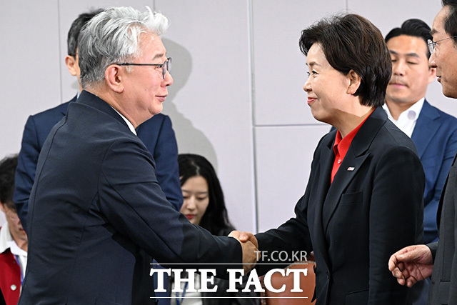 사법내란 저지를 위한 수도권 광역단체장 후보자 긴급 연석회의 제안한 조응천 후보(왼쪽 세 번째).