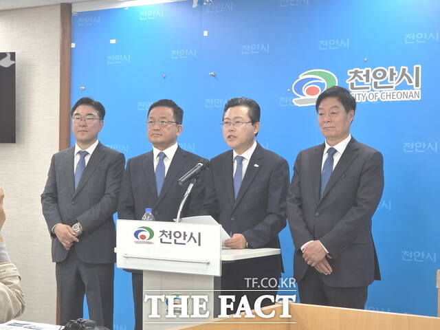 장기수 더불어민주당 천안시장 후보(왼쪽 세 번째)가 경선을 함께한 황천순(왼쪽 첫 번째), 한태선(왼쪽 두 번째), 이규희 예비후보와 함께 4일 천안시청 브리핑실에서 기자회견을 하고 있다. /정효기 기자