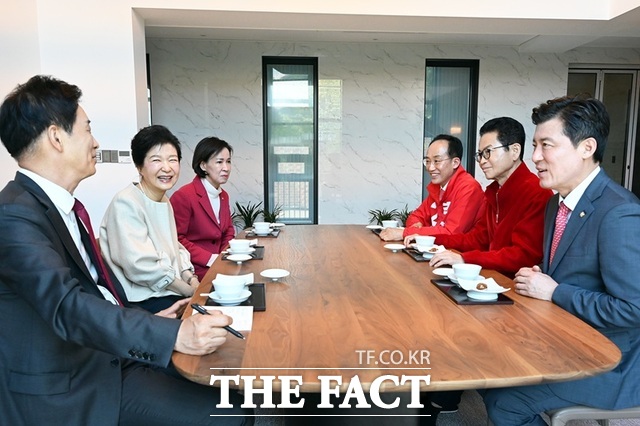 박근혜 전 대통령(왼쪽에서 두번째)이 달성군 사저를 방문한 국민의힘 후보들과 환담하고 있다. 왼쪽부터 시계 방향으로 유영하 의원, 박 전 대통령, 이인선 대구시당위원장, 추경호 후보, 이철우 후보, 구자근 경북도당위원장. /추경호 선거 캠프