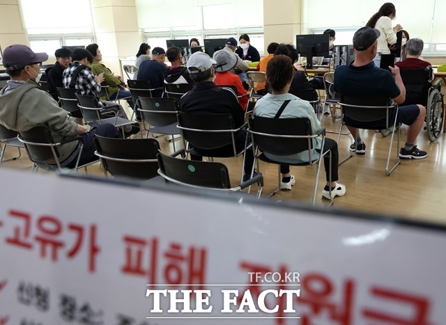 서울 자치구들은 고유가 피해지원금의 차질 없는 신청과 지급을 위해 전담 TF(태스크포스)를 구성하고 접수 창구와 콜센터를 운영하는 한편, 취약계층을 위한 서비스 운영을 병행하고 있다. /뉴시스