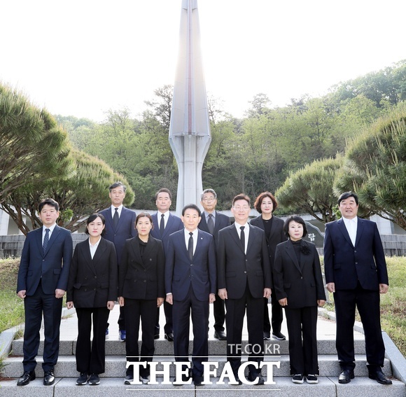 더불어민주당 대전시 중구위원회가 4일 김제선 중구청장 후보를 비롯해 시·구의원 출마 후보들과 함께 보훈공원 찾아 공동 참배를 통해 6·3 지방선거 필승을 다짐했다. /김제선 후보