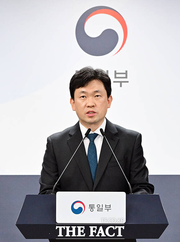 윤민호 통일부 대변인이 4일 오전 서울 종로구 정부서울청사에서 현안 관련 정례브리핑을 하고 있다. /임영무 기자