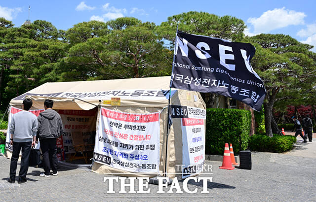 총파업을 예고한 삼성전자 노동조합의 내부 갈등이 감지되는 가운데, 전국삼성전자노동조합(전삼노)이 4일 서울 용산구 이재용 삼성전자 회장의 자택 앞에서 8일째 천막농성을 이어가고 있다. /이새롬 기자