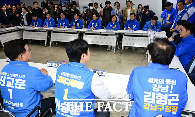 정원오 더불어민주당 서울시장 후보가 4일 서울 중구 태평빌딩에서 서울 지역 구청장 후보들과 간담회하며 모두발언하고 있다. /이새롬 기자