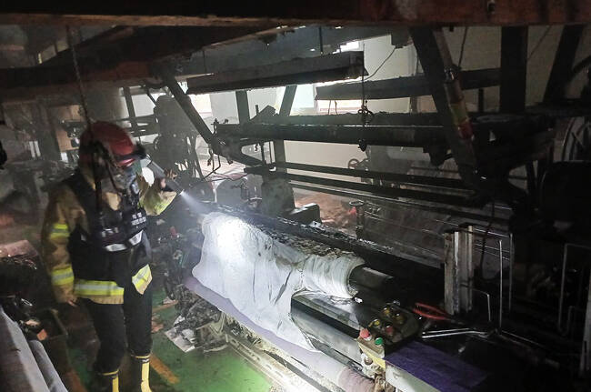 3일 오후 4시 19분쯤 칠곡군 지천면 창평리의 한 섬유 제조공장에서 화재가 발생해 섬유 제조 기계 2대가 전소됐다. /경북소방본부
