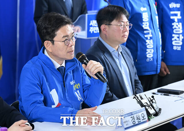 정원오 더불어민주당 서울시장 후보가 4일 서울 중구 태평빌딩에서 서울 지역 구청장 후보들과 간담회하며 모두발언하고 있다. /이새롬 기자