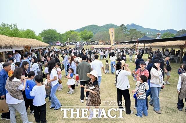 '공주 석장리 구석기축제'에서 많은 관람객들이 축제를 즐기고 있다. /공주시