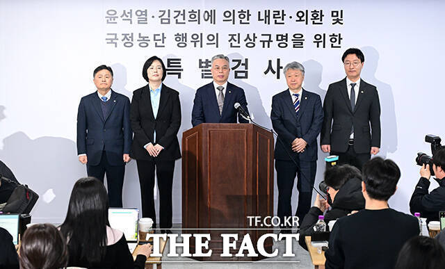 3대 특검팀의 미진한 수사 및 새로운 의혹을 수사하는 2차 종합특검팀에 임명된 권창영 특별검사가 25일 오전 경기 과천에 마련된 특검 사무실에서 브리핑을 갖고 있다. /과천=임영무 기자