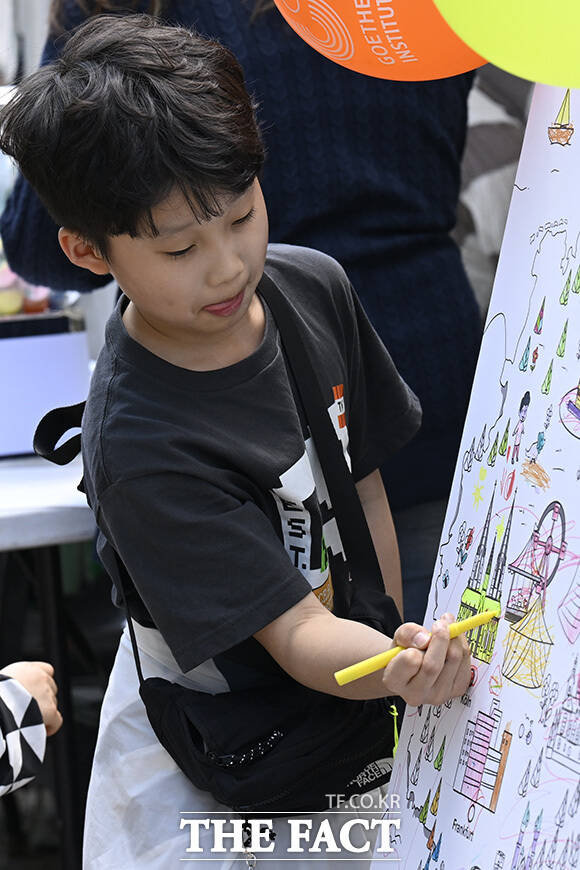 어린이들이 팽이치기를 하고 있다.