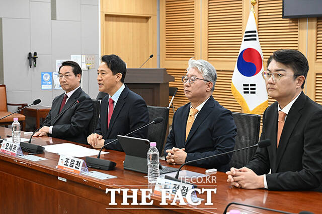 사법내란 저지를 위한 수도권 광역단체장 후보자 긴급 연석회의 제안한 조응천 후보(왼쪽 세 번째).