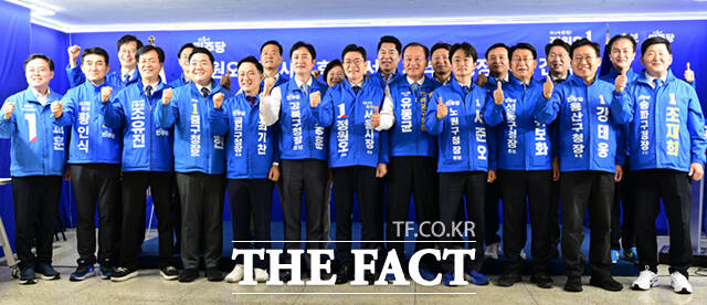 정원오 더불어민주당 서울시장 후보가 4일 서울 중구 태평빌딩에서 서울 지역 구청장 후보들과 간담회하며 모두발언하고 있다. /이새롬 기자