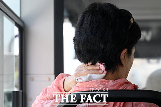 전국 낮 최고 기온이 26도까지 오른 지난달 13일 오전 서울 서초구의 한 시민이 손수건으로 땀을 닦고 있다. /서예원 기자