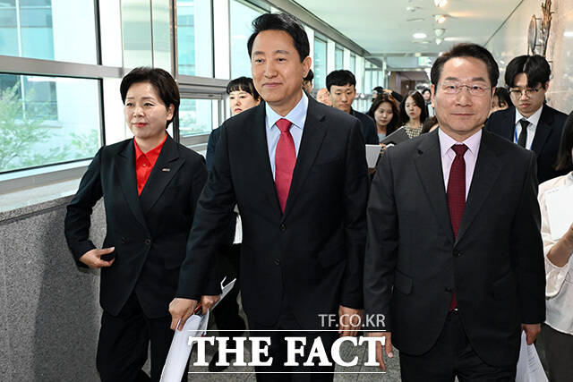사법내란 저지를 위한 수도권 광역단체장 후보자 긴급 연석회의 제안한 조응천 후보(왼쪽 세 번째).