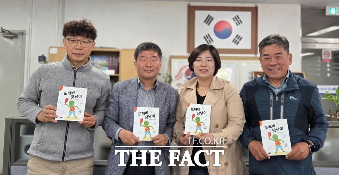박한송 시인이 다섯 번째 시집 도깨비 닷냥이를 들고 주암면사무소를 찾았다. 최향숙 주암면장은 초등학교 2곳과 지역아동센터에 잘 전달하겠다고 말했다. 사진 왼쪽부터 주암면사무소 조임성 총무팀장, 박한송 시인, 최향숙 주암면장, 황남교 주암면이장단협의회 회장. /김영신 기자