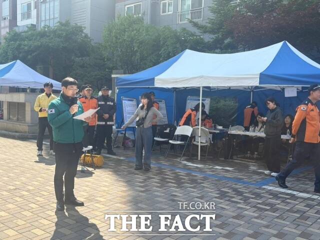 4일 세종시가 조치원 화재 아파트 주민들에게 현재 상황을 설명하고 있다. /세종시