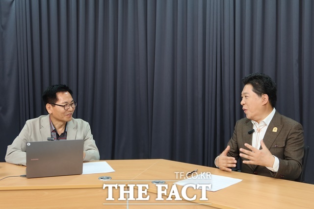 가수들의 권익과 산업 발전을 위해 가요계를 이끄는 가요계 리더로서의 책임까지 짊어진 가수 박상철을 <더팩트> 스페셜 영상 [강일홍의 인터뷰]에 초대해 과거와 현재, 미래를 직접 들어봤다. /이상빈 기자