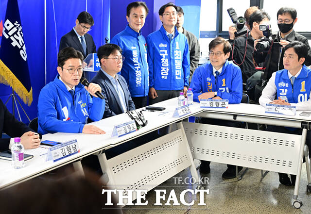 정원오 더불어민주당 서울시장 후보가 4일 서울 중구 태평빌딩에서 서울 지역 구청장 후보들과 간담회하며 모두발언하고 있다. /이새롬 기자