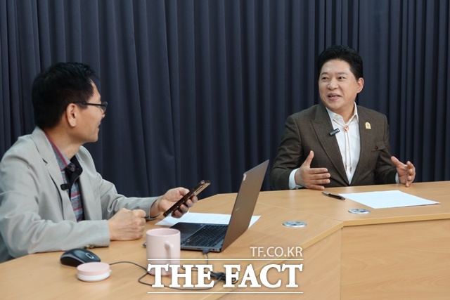 가수들의 권익과 산업 발전을 위해 가요계를 이끄는 가요계 리더로서의 책임까지 짊어진 가수 박상철을 <더팩트> 스페셜 영상 [강일홍의 인터뷰]에 초대해 과거와 현재, 미래를 직접 들어봤다. /이상빈 기자