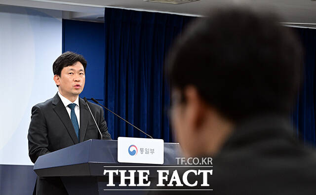 윤민호 통일부 대변인이 4일 오전 서울 종로구 정부서울청사에서 현안 관련 정례브리핑을 하고 있다. /임영무 기자