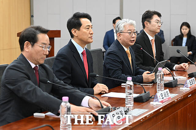 사법내란 저지를 위한 수도권 광역단체장 후보자 긴급 연석회의 제안한 조응천 후보(왼쪽 세 번째).