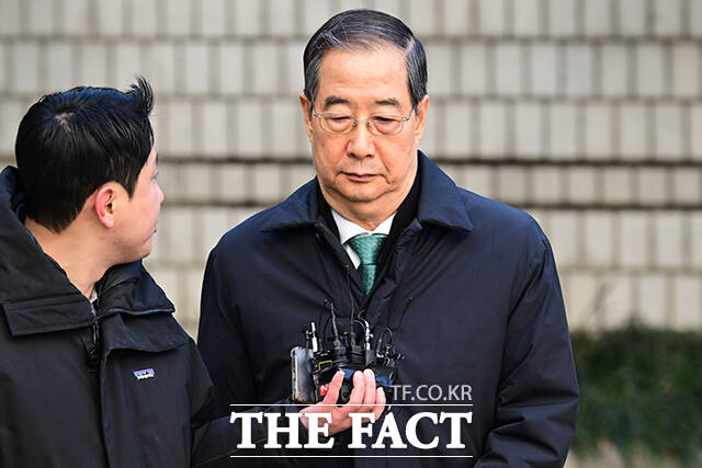 내란 중요임무 종사 등 혐의를 받는 한덕수 전 국무총리의 항소심 선고가 생중계된다. 한 전 총리가 지난 1월 서울 서초구 서울중앙지방법원에서 열린 1심 선고 재판에 출석하고 있다./남윤호 기자