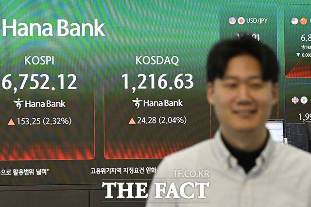 딜러가 모니터를 주시하며 거래를 하고 있다.