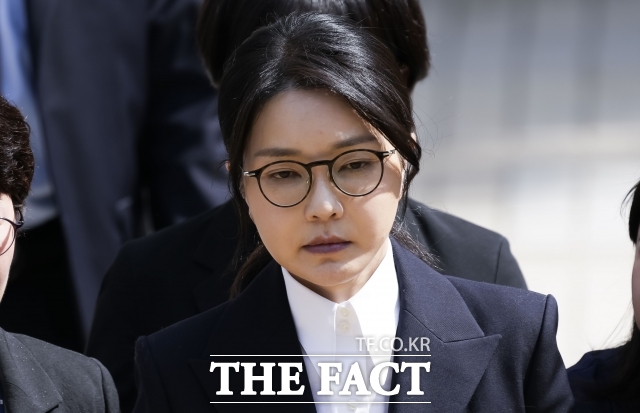 자본시장과 금융투자업에 관한 법률 위반, 정치자금법 위반, 특정범죄 가중처벌 등에 관한 법률 위반(알선수재) 등의 혐의를 받는 윤석열 전 대통령 부인 김건희 씨가 12일 오후 서울 서초구 서울중앙지법에서 열린 구속 전 피의자 심문(영장실질심사)을 마치고 법원을 나서고 있다. /사진공동취재단