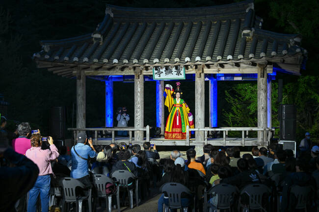 소수서원에서 국악으로 만나는 선비풍류 공연이 진행되고 있다. /영주시