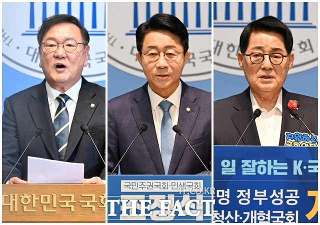 김태년과 조정식, 박지원 더불어민주당 의원(왼쪽부터)이 4일 오전 서울 여의도 국회 소통관에서 기자회견을 열고 제22대 국회 후반기 국회의장 출마 선언을 하고 있다. /국회=남용희 기자