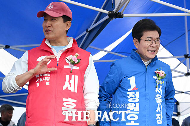 정원오 더불어민주당 서울시장 후보(오른족)와 오세훈 국민의힘 서울시장 후보가 3일 오전 서울 용산구 효창운동장에서 열린 서울특별시장기 축구대회 개회식에 참석해 참석자들과 대화를 나누고 있다. /남용희 기자