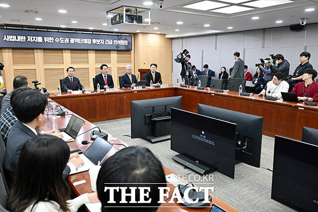 사법내란 저지를 위한 수도권 광역단체장 후보자 긴급 연석회의 제안한 조응천 후보(왼쪽 세 번째).
