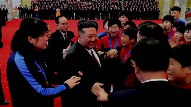 북한이 경기 수원에서 열리는 아시아축구연맹(AFC) 여자 챔피언스리그 준결승전에 축구단을 보내기로 결정했다. 사진은 김정은 북한 국무위원장이 지난해 12월 국제축구연맹(FIFA) 17세 이하(U-17) 월드컵에서 우승한 여자축구팀 선수들을 격려한 모습. /뉴시스. 조선중앙TV갈무리