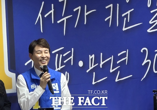 전문학 더불어민주당 대전시 서구청장 후보가 5일 손도선 대전시의원 후보와 함께 합동 선거사무소 개소식을 개최한 가운데 전 후보가 참석자들에게 인사말을 하고 있다. /선치영 기자