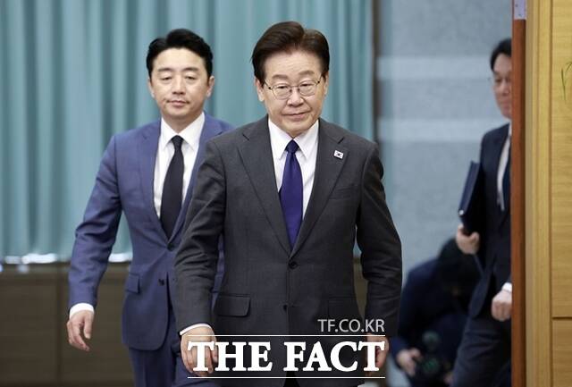 부동산 전문가와 공인중개사 다수가 집값 안정 시점을 올해 하반기부터 내년 사이로 지목했다. 사진은 이재명 대통령이 지난달 30일 청와대에서 열린 수석보좌관회의에 입장하고 있다. /뉴시스