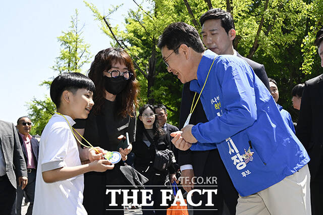 정원오 후보가 시민들과 인사를 하고 있다.