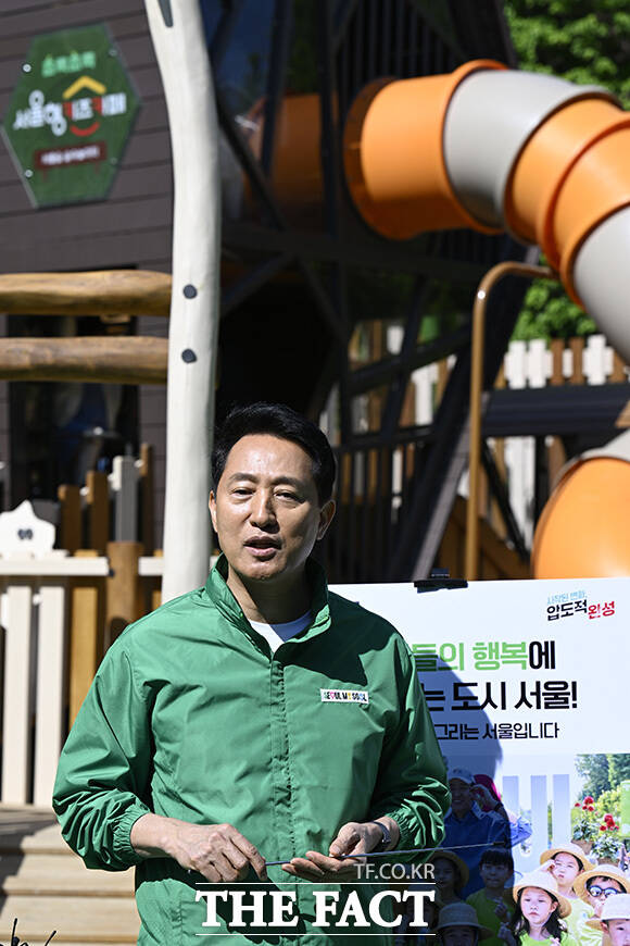 오후보가 공약의 세부 내용을 설명하고 있다.