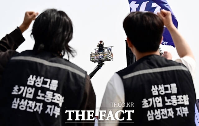 삼성전자 노조가 지난달 23일 경기 평택시 삼성전자 평택사업장에서 투쟁 결의대회를 진행하고 있다. /임영무 기자