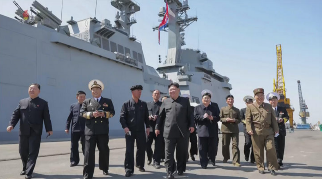 국제해사기구(IMO)에 등록됐던 북한 5000톤(t)급 신형 구축함 '최현호'가 돌연 삭제된 것으로 파악됐다. IMO 선박 정보 업데이트가 회원국 정부의 결정 사항인 점을 고려하면, 북한 당국이 이를 삭제한 것으로 보인다. 사진은 김 위원장이 지난달 12일 전략순항미사일과 반함선(함대함)미사일 시험 발사에 참관하기 위해 최현호를 찾은 모습. /뉴시스.조선중앙TV 갈무리