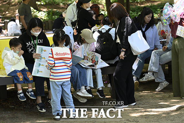 어린이대공원이 방문객들로 북적이고 있다.