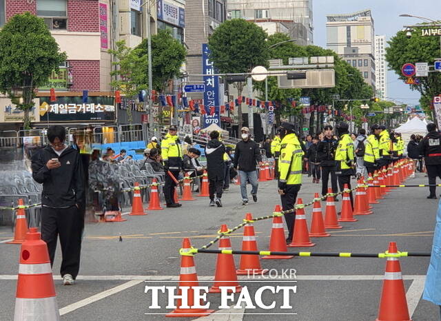 제65회 아산 성웅 이순신축제 온양온천역 주무대 앞 도로에 안전 펜스가 설치되고, 안전요원들이 시민들의 통행을 안내하고 있다. /정효기 기자