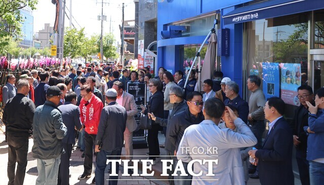 윤희신 국민의힘 태안군수 후보 선거사무소 개소식에 몰려든 지지자들이 사무실로 들어오지 못하고 밖에서 행사를 지켜보자 윤 후보가 사무실 밖으로 나와 지지자들에게 인사를 하고 있다. /윤희신 후보 선거사무소