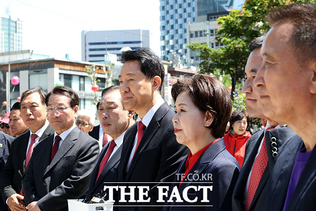오세훈 국민의힘 서울시장 후보가 서울 종로구 보신각 앞에서 열린 이재명 사법쿠테타 저지를 위한 국민의힘 광역단체장 후보 긴급 기자회견에서 구호를 외치고 있다.