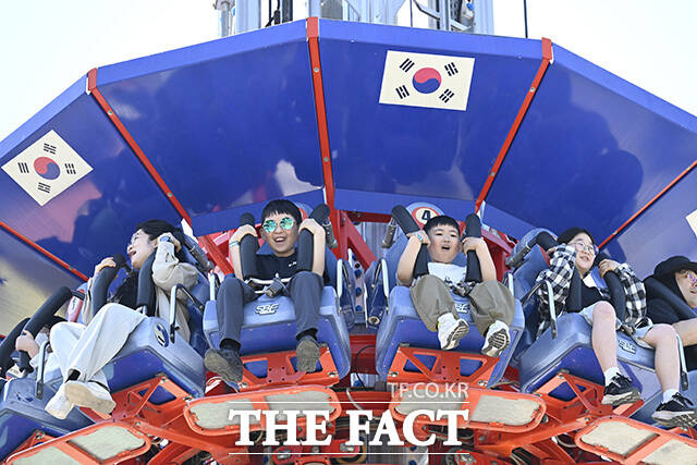 어린이대공원이 방문객들로 북적이고 있다.