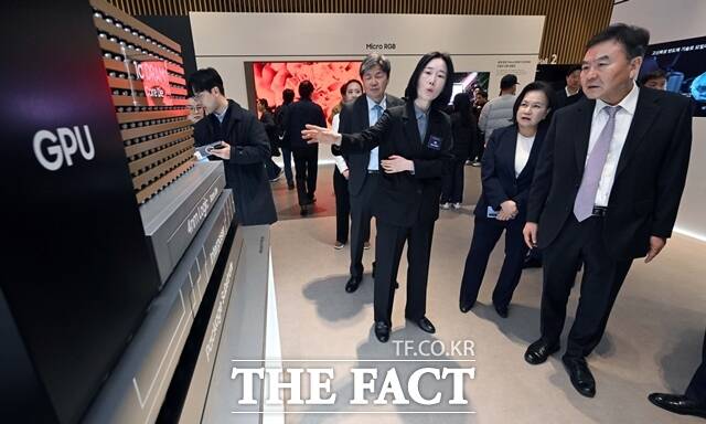신제윤 삼성전자 이사회 의장(오른쪽)이 지난 3월 경기 수원시 수원컨벤션센터에서 열린 제57기 삼성전자 정기 주주총회에서 HBM 확대 모형을 살펴보고 있다. /임영무 기자