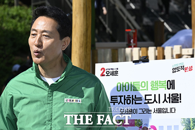 오후보가 공약의 세부 내용을 설명하고 있다.