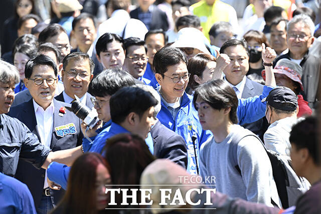정원오 후보가 시민들과 인사를 하고 있다.